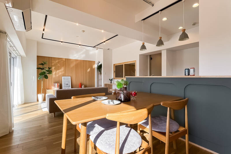 腰壁の深いグリーンがかわいい♡ 3つの丸い四角も、空間にアクセントを与えています。