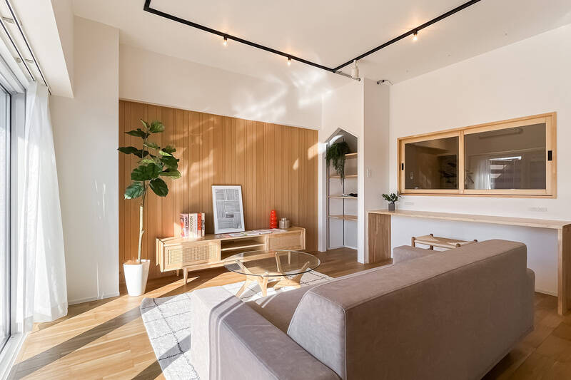 きゃわいい〜！ 壁面の木製パネルに、お家の屋根風の収納スペース、室内窓が付いたカウンター。かわいい要素が盛りだくさん♡