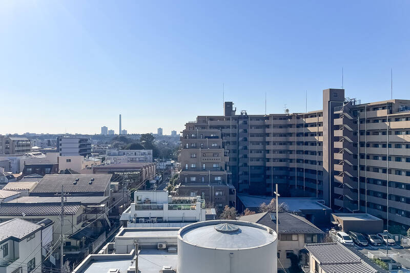 お〜！ お向かいに大きなマンションがあるものの、十分に距離が保たれており、開放感を感じます◎