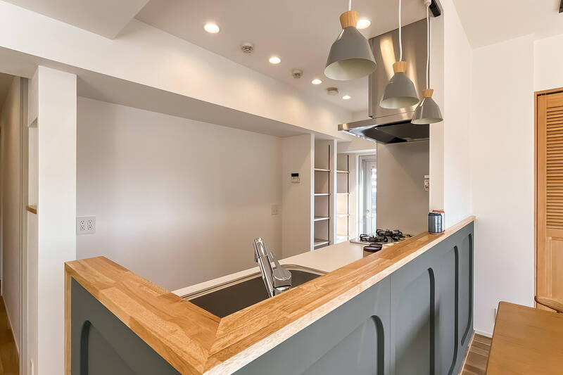 キッチンの背面には、余裕を持ってカップボードを置けるスペースが。その横には可動式の棚が2つ備わっており、パントリーとして活用できますよ。