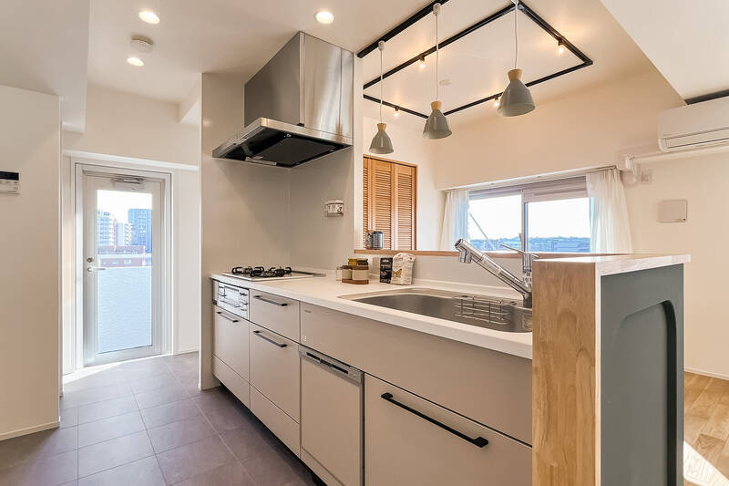 キッチン本体は、3口コンロ・浄水器・食洗機付き。左手の扉は、東側のバルコニーへと続いています。一時的にゴミをまとめて置けたりなど便利そう！