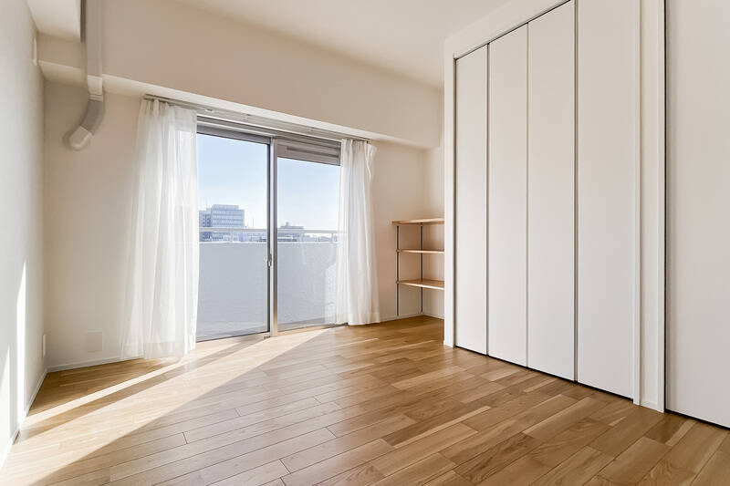 東向きのバルコニーに面した洋室B。4つある居室の中で最も広さがあるため、主寝室にいかがでしょうか。折れ戸4枚分のクローゼットと、可動式の棚があり収納力も◎