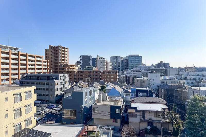 東側バルコニーに出てみると、こちら側も開放感が！！朝日をたっぷり浴びて、1日の始まりを迎えられます。