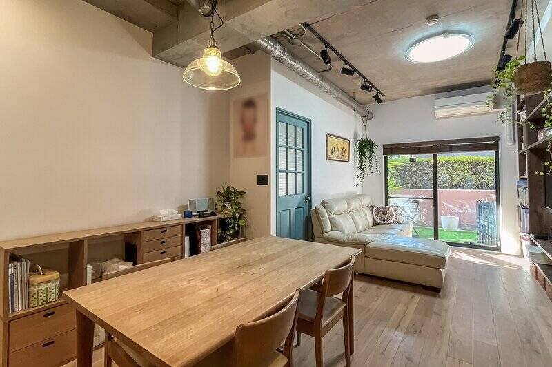 反対側の壁は真っ白で “抜け感” があるのがミソですね。気になるお庭へとまいりましょう!