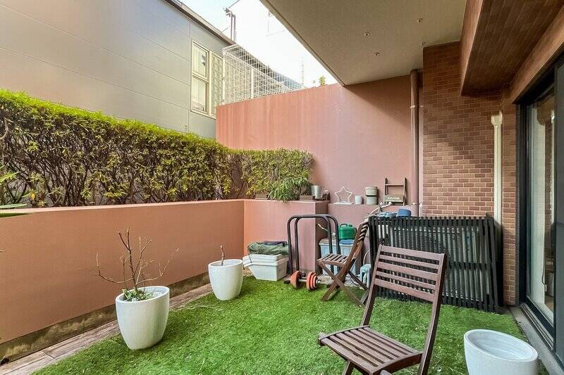 壁のピンクと植栽のグリーンが絶妙にマッチ。正面には戸建て住宅が並んでいますが、こちら向きの窓がないため視線は気になりません。