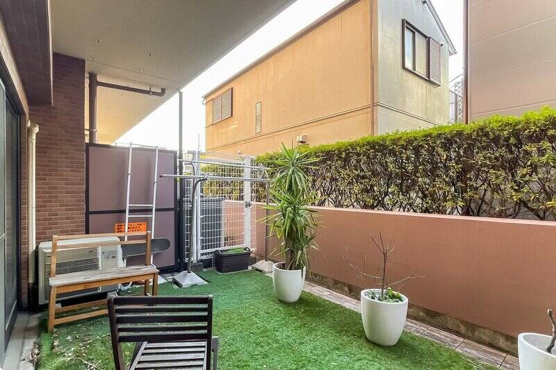 お隣住戸との間には一部フェンスが。たまにご挨拶する機会があるかもしれません。