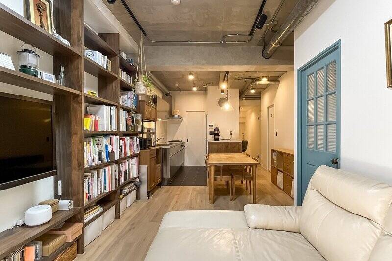 リノベーションらしさ満載でニンマリしてしまうLDK。壁一面の造作棚は、ぜひ売主さまのように書物や小物で彩ってください!