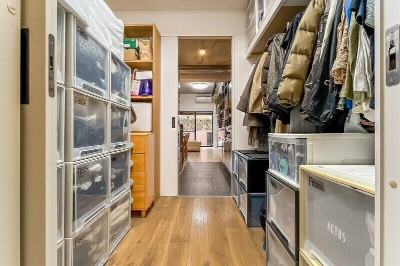 キッチンから玄関土間まで通り抜け可能。2枚の引き戸を閉めれば個室化されるため、収納を兼ねた書斎として使うこともできそうです。