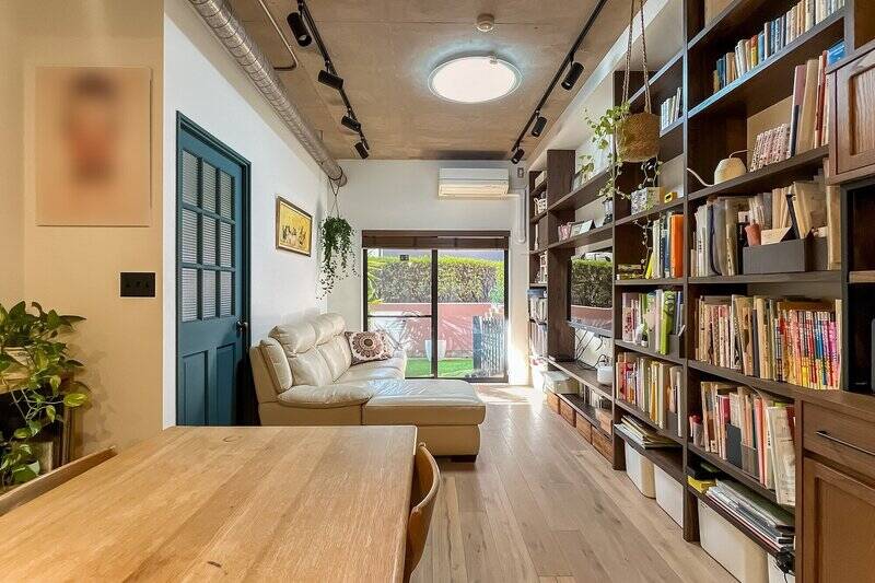 窓辺にやわらかな陽だまりが♡ 続いてチェッカーガラス入りの扉の先を拝見しましょう。