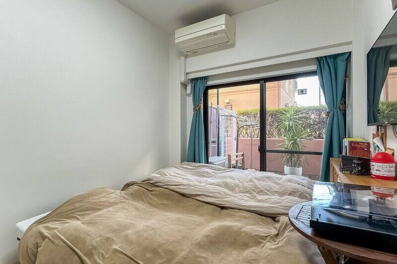 こちらも専用庭に面した南西向きの居室です。