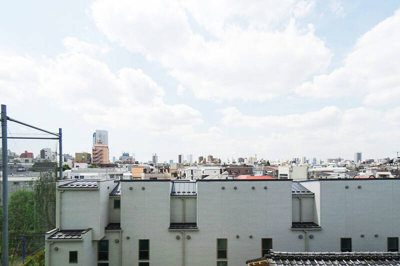 南向きのバルコニーからはこの眺望！視界を遮るような高い建物がないので遠くまで見渡せ、空がとても大きく感じます。2018年に撮影した写真でご紹介いたします。