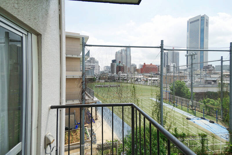 左側を見ると、「渋谷区立渋谷本町学園」のグラウンドが。日中は子どもたちの元気な声が聞こえてきそうです。音の感じ方は現地でお確かめくださいね。（2018年撮影）