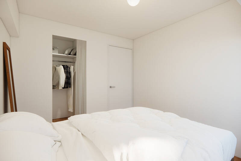 カーテンで仕切れるウォークインクローゼット（WIC）が備わっています。スーツケースなど大きな物も収納することができそうです。