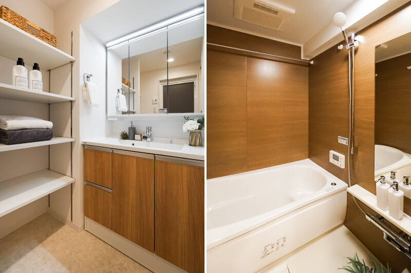 <b>左・</b>キッチンとお揃いの木目調の洗面化粧台。お隣にリネン収納にちょうどイイ可動棚があり、便利に使えそう！／<b>右・</b>バスルームもシックな木目柄です。比較的余裕のある1416サイズなので、小さいお子さまと一緒のバスタイムも楽々です。