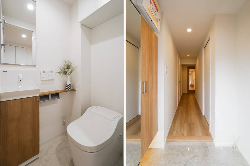 <b>左・</b>トイレはスマートなタンクレスタイプで、小さな手洗い器＆ミラーを完備しています。ゲストの目につきやすい部分でもあるので、トイレが充実しているのはうれしいポイントです◎／<b>右・</b>玄関からLDKを見たカット。光を通す建具のおかげで廊下が明るい印象になっていますね。シューズボックスの反対側のスペースにはベンチやラダーラックなどを置くとうまく決まりそう。