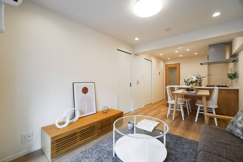 LDKの隣にある、洋室Ａ（写真手前）と洋室Ｂ（奥）を順番に見ていきましょう。個室のほとんどがLDKを通ってアクセスする間取りですので、家族のコミュニケーションが増えそうですよ。