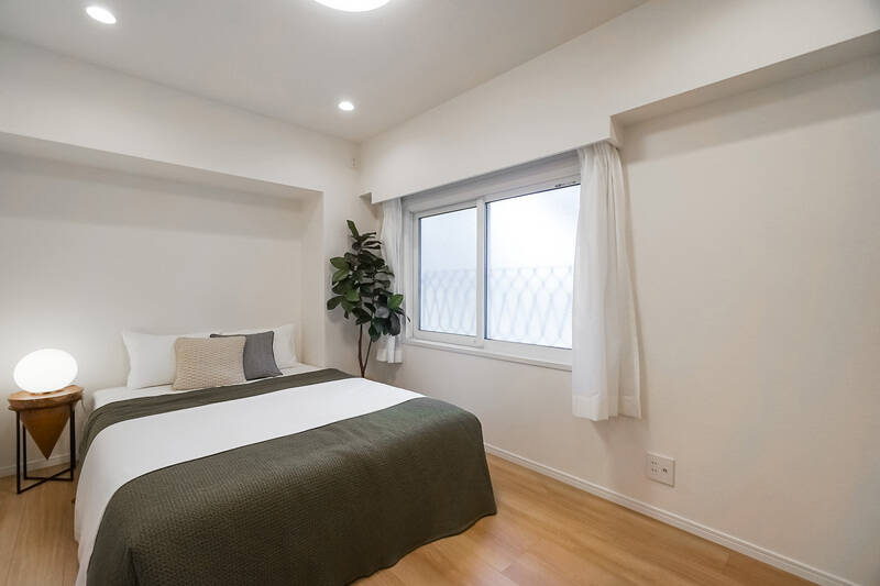 洋室Ｃは約5.4帖の広さがあるので、大きなベッドを置く主寝室にぴったり。北西向きの擦りガラスの窓を開けると……？