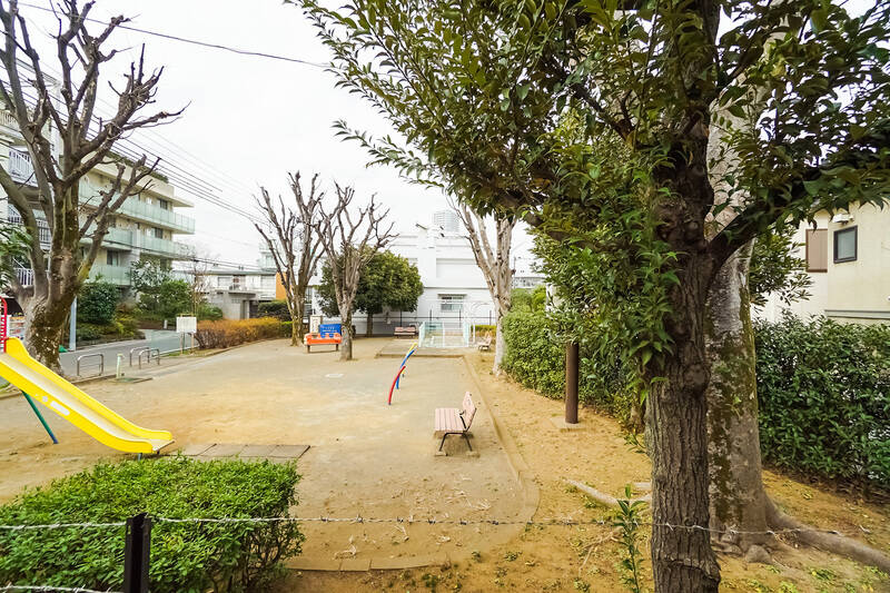 マンションに隣接する「野毛西公園」を見渡す和やかな眺めです。ここから「ごはんよー！」と声をかけることもできちゃいそう。