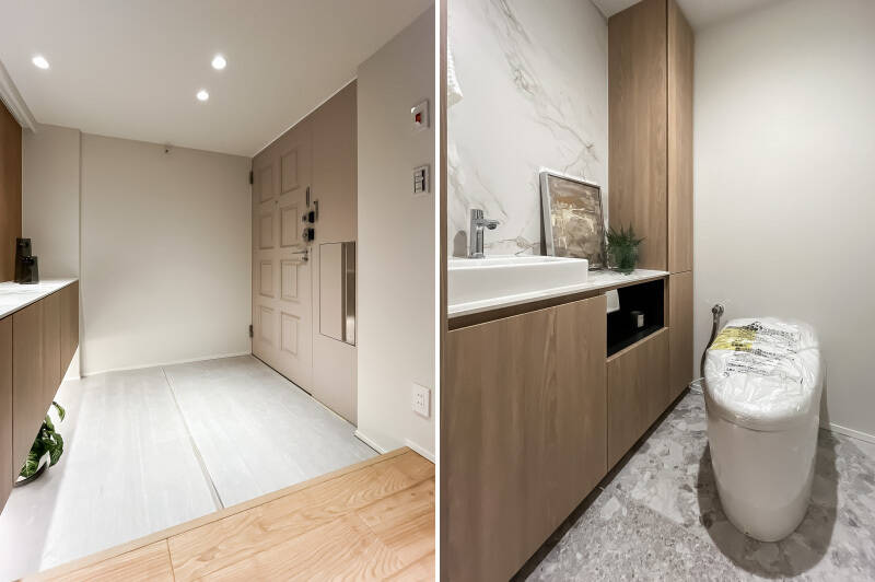 <b>左・</b>クラシカルな玄関ドアは内開き。土間が広々しているのでゆったりと身支度していただけます。／<b>右・</b>玄関ホールにあるもうひとつのトイレ。手洗いボウルも付いているので、ゲストはこちらへご案内するとよいですね。