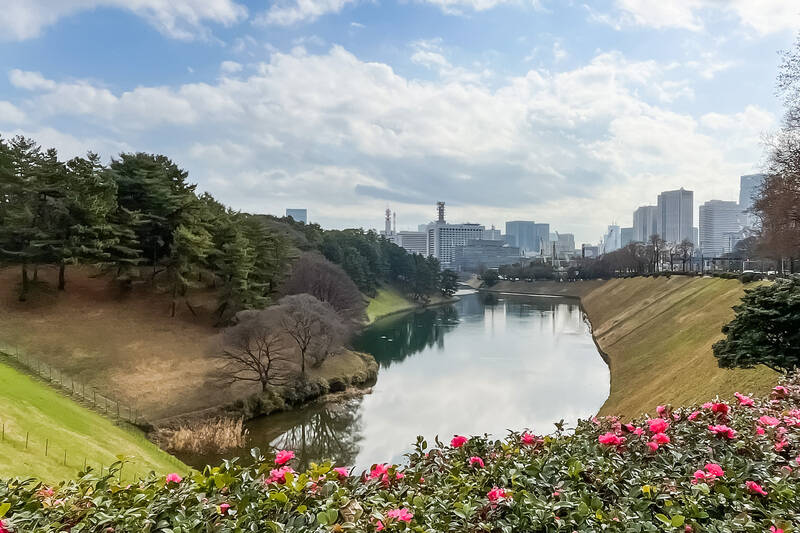 内堀通りを挟んで目の前には「千鳥ヶ淵」、その先には「皇居」の広大な杜。国の重要機関や各国の大使館が集まるエリアでもあるため、周辺は厳重な警備体制が敷かれています。