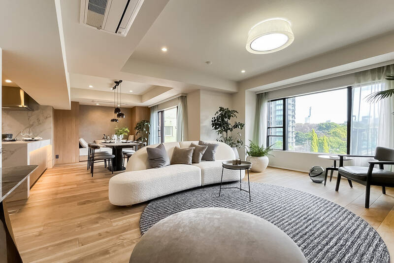 朝は特に気持ちがよさそうな、東向きの大空間。リビングダイニング（LD）には床暖房が備わっています。