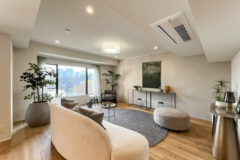 窓の外に目をやると、そこには……