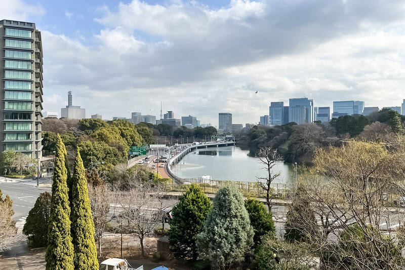 お濠と杜を望む、まさに “ここだけの景色”。遠くに「東京スカイツリー」の姿も確認できます。