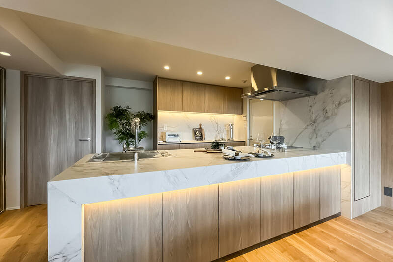 大理石調のカウンタートップが、空間にほどよい重厚感を添える対面キッチン。