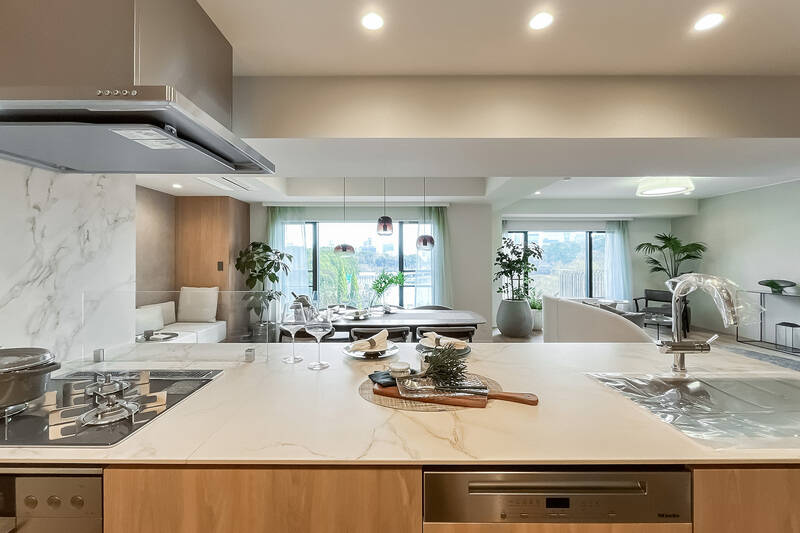 お料理しながらでも爽快な景色を堪能できます。LD全体が見渡せるため、ご家族やゲストとの会話も弾みそうですね。