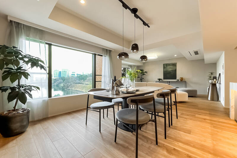 腰高窓は真ん中がFIXガラスになっており、まるで一枚の絵画のように景色を切り取ります。現在は6人掛けが置かれていますが、もっと大きなダイニングテーブルも配置できそうですね。