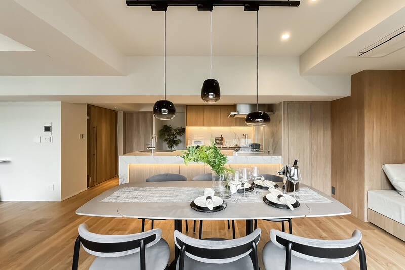 キッチン向かって左手にご注目。長い手すり付きなのが玄関ホールへと続くドア。その右手にあるドアから廊下へ出てみましょう。