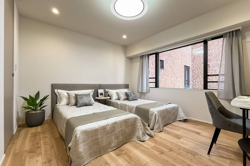 3つある中で最も広く “マスターベッドルーム” と呼びたくなる個室です。本マンションの外壁に面しているため、視線などを感じずゆっくりとお寛ぎいただけますよ。