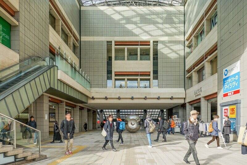 物件の最寄駅は「日吉」です(徒歩10分)。東急東横線・新横浜線・目黒線、横浜市営地下鉄グリーンラインの4路線が利用可能。渋谷、目黒、横浜、新横浜といったターミナル駅に一本でアクセスできる人気のベッドタウンです!