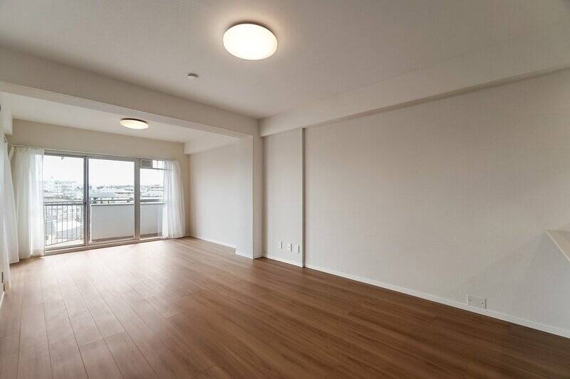 LDKは約19.9帖の余裕ある広さ。南東向きなので、晴れた日には暖かい太陽光がたっぷり降り注ぎます。