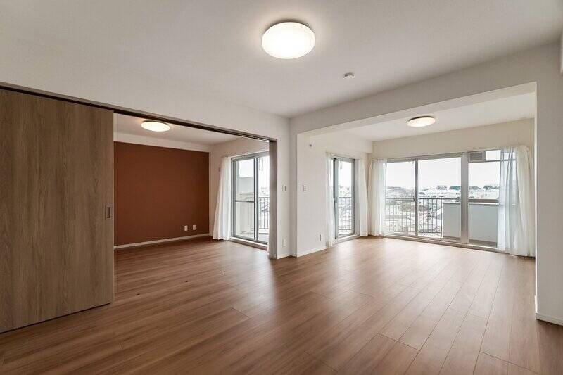 お隣の洋室Aの引き戸を開け放って、より広く使うのもいいですね。この状態だと、約26.3帖の大空間に。ホームパーティーもどんと来いです!