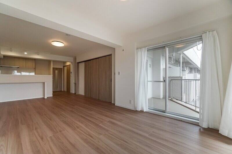 写真は、洋室Aの引き戸を閉めた状態です。お次は洋室Aをチェックして、それから左手奥のキッチンへ。さらに続けて、中央奥にある引き戸を開けて水まわりへ進んでいきます。