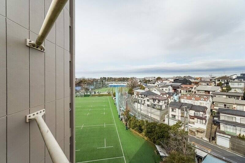 北西側の眺望がこちら。眼下には「慶應義塾大学」のグラウンドが広がっています。取材した午前中は特に気になりませんでしたが、時間帯によっては部員たちの掛け声が聞こえるかもしれませんね。