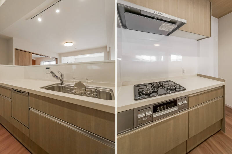 <b>左・</b>キッチンは、たっぷりの収納力を備えたII型タイプ。シンク側(食洗機完備)はカウンターの立ち上がりが高く、リビングから手元が見えないのでスマートな印象です。/<b>右・</b>コンロ側は壁付けで掃除が楽そうなのがGOOD。