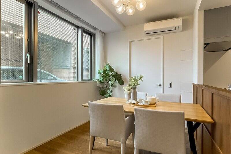 ダイニングキッチンは窓に近く、おこもり感と開放感を兼ね備えたような空間です。写真奥の扉から洋室Aにアクセスします。