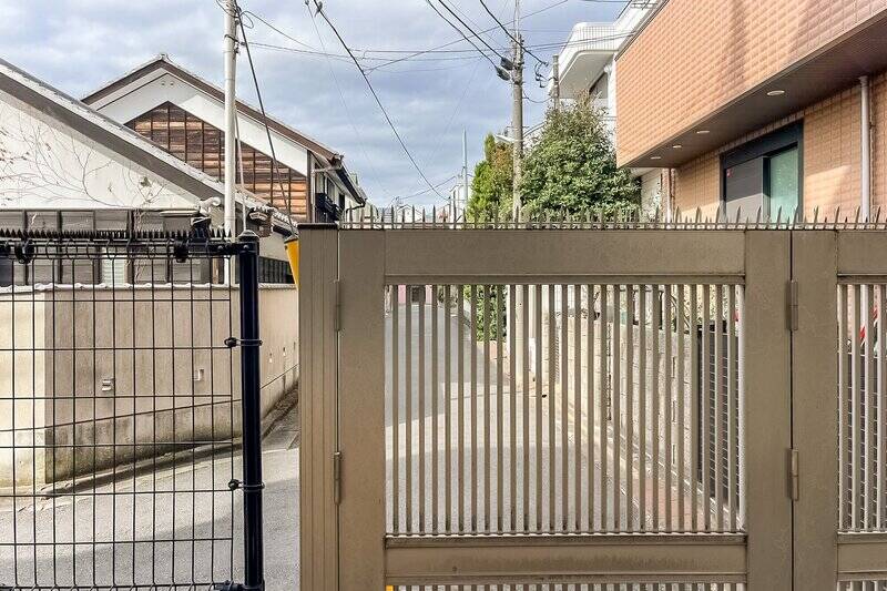 住戸所在は1階。正面には避難用の扉があり、その先が道路になっているため、歩行者の通行時には視線が気になりそう。普段はレースカーテンを閉めておくとよさそうです。