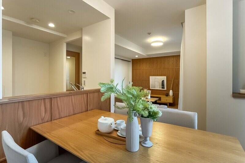 <p>ダイニングスペースは4人掛けのテーブルが置ける広さです。キッチンの腰壁には木のパネルをあしらい、空間全体に統一感をプラス。</p>