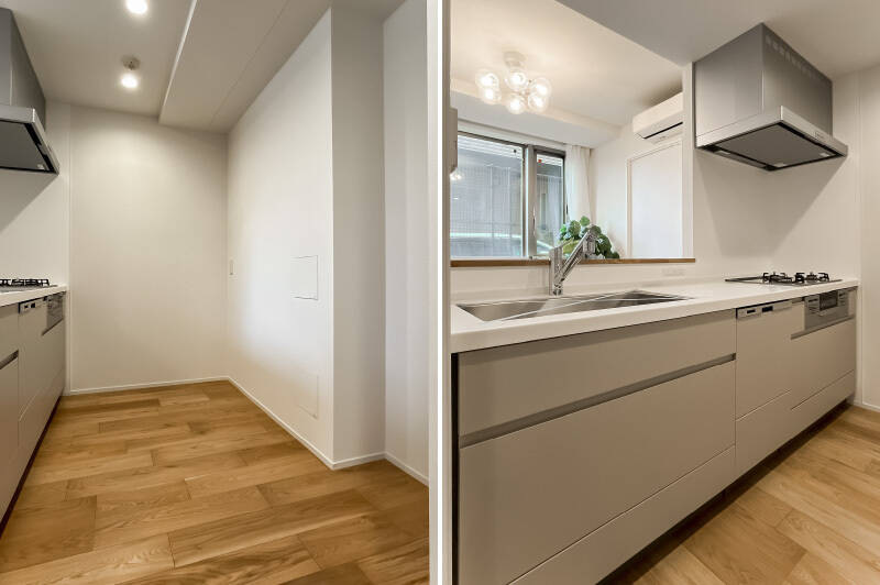 左・キッチン背面には冷蔵庫と並べて調理家電用の棚を置ける余白を確保。/右・3口コンロタイプで食洗機付きです。