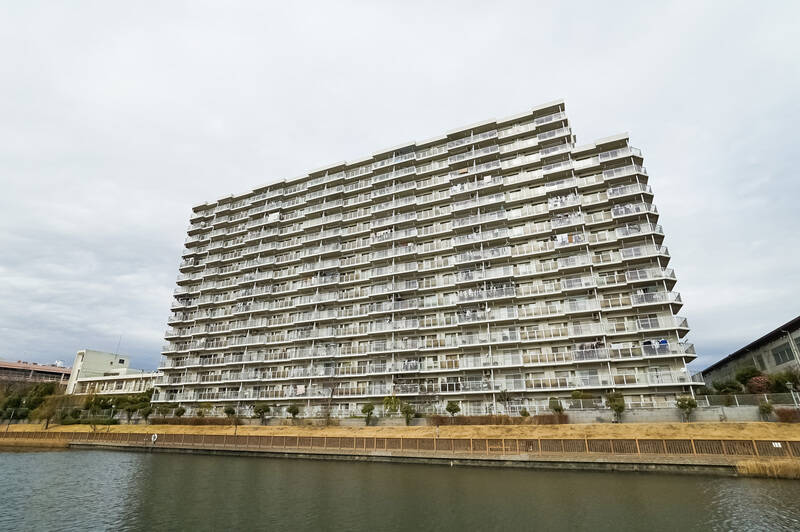 今回ご紹介するのは、「住吉」駅から徒歩6分、リバーサイドに建つ15階建ての大規模マンション。東棟・南棟・西棟の全3棟で構成されています。