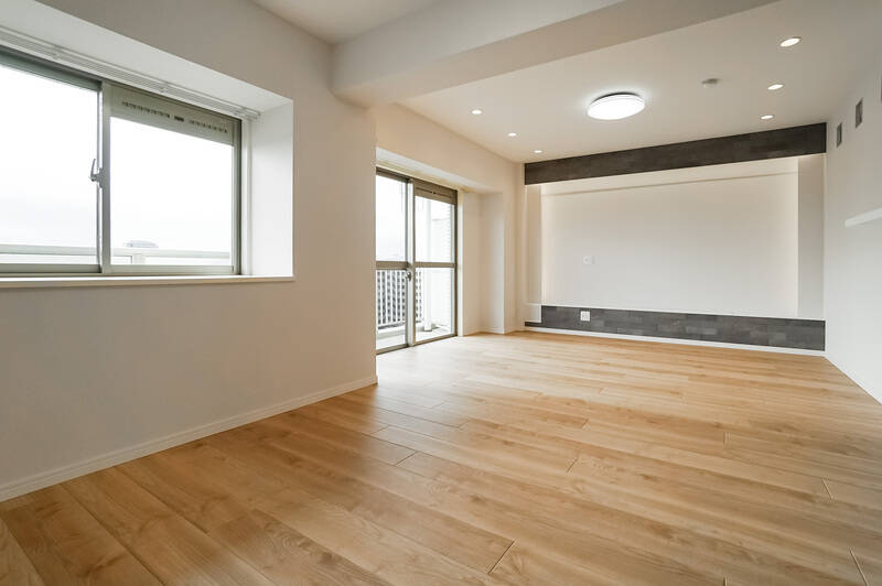 反対側にはタイル貼りのテレビボードが備わっています。こちらにも間接照明が施されており、大きめのテレビを設置したら憧れのホームシアター風に！