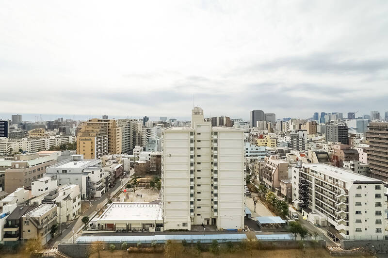 こちらが14階からの眺め。取材時はあいにくの曇天でしたが、晴れた日はとっても気持ち良さそう！肝心な川はというと…… 