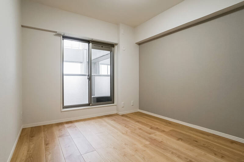 約5.3帖の洋室Aも、サービスルームと同じくアクセントクロスが施されています。