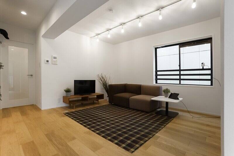 奥の壁には東向きの窓がついており、こちらからも採光が取れます。