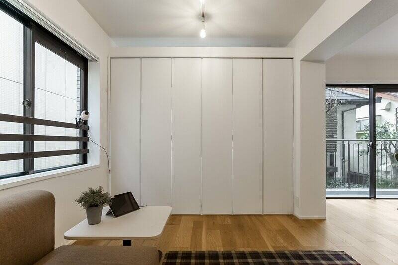 おや? リビングの一面にクローゼットがありますね。さっそく開けてみましょう!