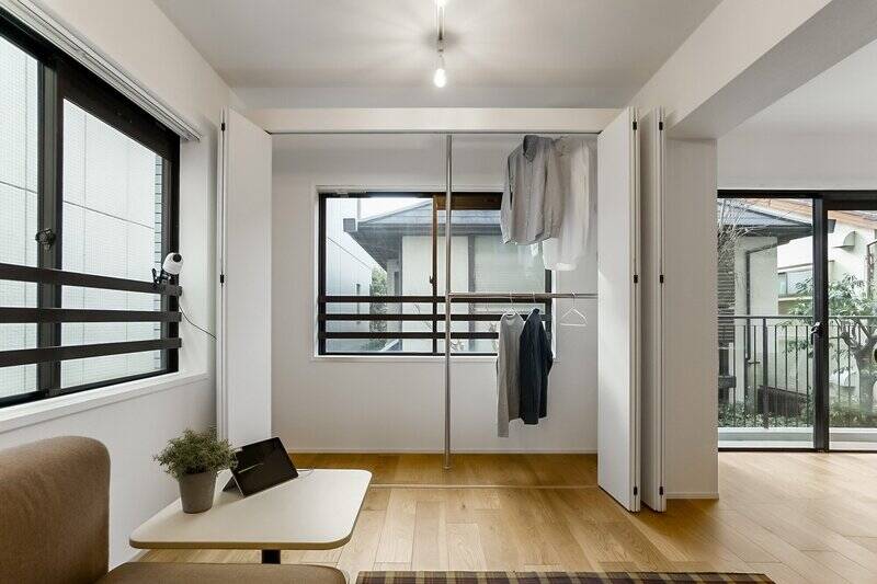 中は、ハンガーパイプが付いている収納スペースになっています。