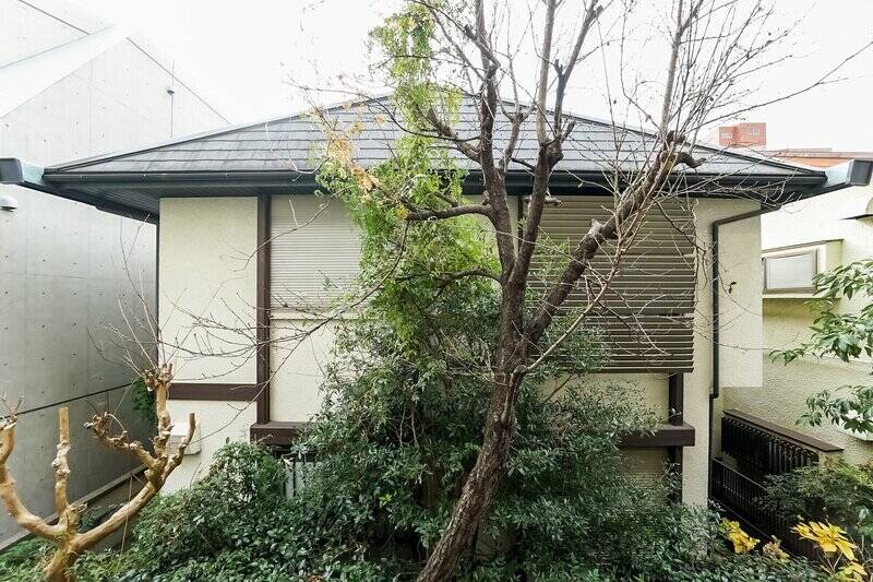 ダイニングからバルコニーに出てみました。向かいには一軒家が建っています。